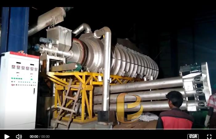 印度連續(xù)式椰殼炭化設(shè)備生產(chǎn)運行現(xiàn)場